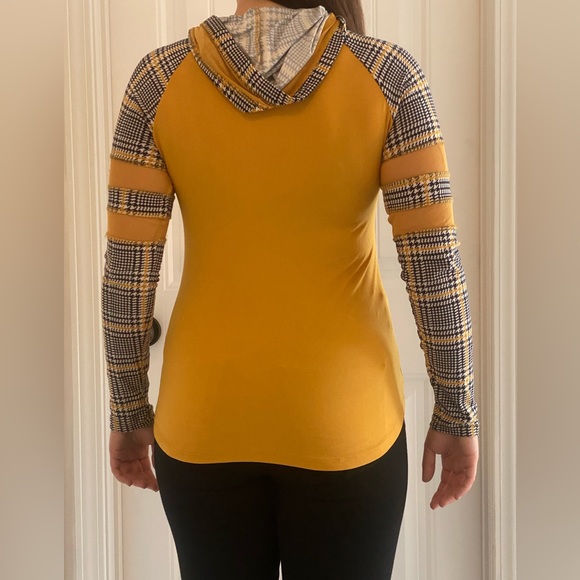 ULTRA FLIRT - Houndstooth mesh cutout long sleeve tee with hood - Picture 3 of 5